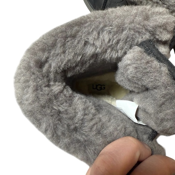 NEW Ugg Women’s Adirondack III Waterproof Fur Boot in Black/Grey Size 5 - Picture 11 of 16